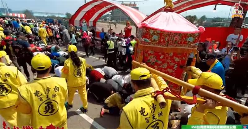 「粉紅超跑」回鑾趕路，直到返回苗栗苑裡，才讓信徒排隊鑽轎腳。(圖／翻攝自拱天宮臉書)