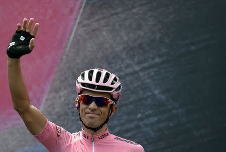 Tinkoff-Saxo rider Alberto Contador of Spain, pink jersey holder and overall leader, waves before the start of the 178 km (110 miles) 21st and last stage of the 98th Giro d'Italia cycling race from Turin to Milan May 31, 2015. REUTERS/LaPresse/Fabio Ferrari