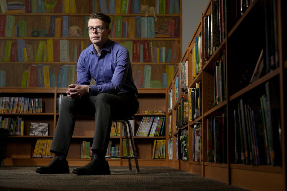 Tom Bober, bibliotecario y presidente de la Asociación de Bibliotecas Escolares de Missouri posa para un retrato el miércoles 20 de marzo de 2024, en Clayton, Missouri. (Foto AP/Jeff Roberson)