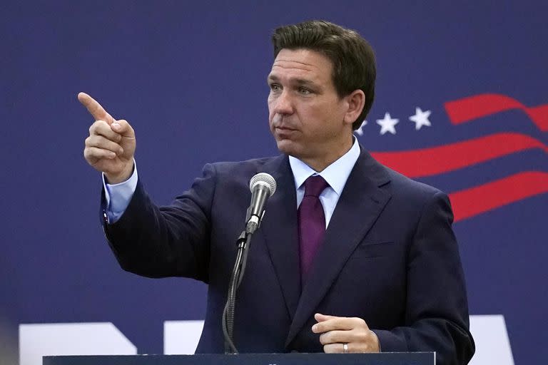 El aspirante presidencial republicano Ron DeSantis apunta durante un acto de campaña, el lunes 31 de julio de 2023, en Rochester, Nueva Hampshire. (AP Foto/Charles Krupa)