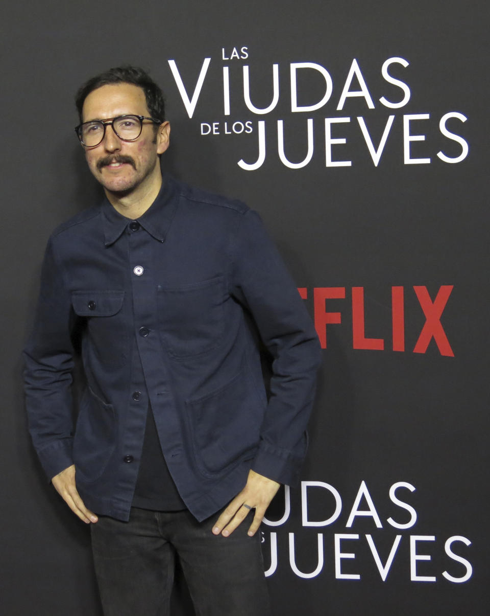 El director Humberto Hinojosa posa en la alfombra roja de la serie de Netflix "Las viudas de los jueves" en la Ciudad de México el martes 5 de septiembre de 2023. (Foto AP/Berenice Bautista)