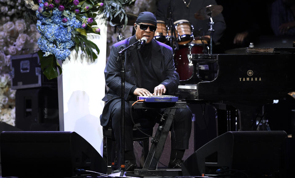 Stevie Wonder sang für den Verstorbenen und richtete ernste Worte an die Trauergäste. (Bild: Djansezian/Getty Images For Atlantic Records)