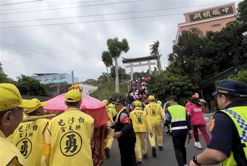 粉紅超跑衝往學校拾級而上，學生們驚喜跟著狂奔。（圖／記者林瓊玉攝影）