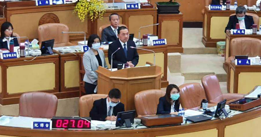 新北市長侯友宜今（30日）下午於議會答詢時仍強調，環狀線本來就在新北境內，新北出資興建就要負起責任，「我們承擔所有責任！」（圖／葉書宏攝）