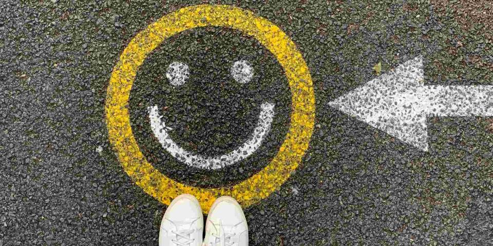 Sonreír frecuentemente, incluso cuando no sientas ganas de hacerlo o te sientas triste ayuda cambiar tu percepción y mejorar tu día, de acuerdo con la teoría del feedback facial
