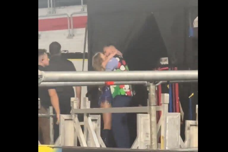 El beso de Taylor Swift y Travis Kelce en River