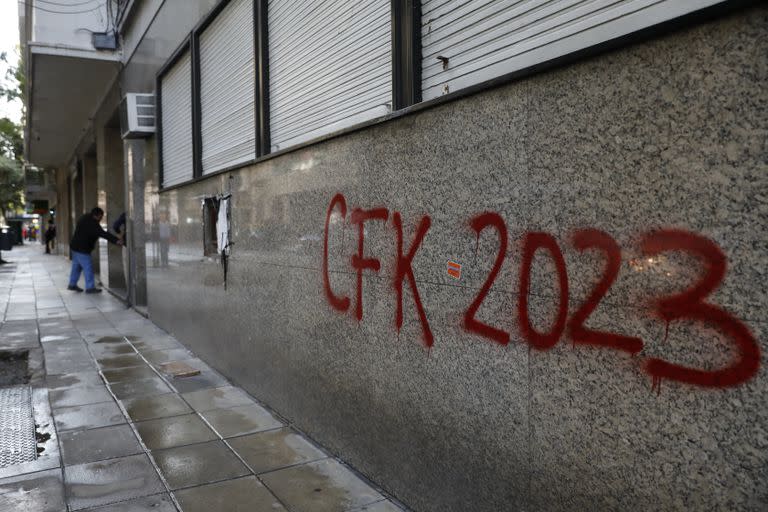 Pintadas, vidrios rotos y simpatizantes sobre la calle Juncal donde vive Cristina Kirchner, en Recoleta