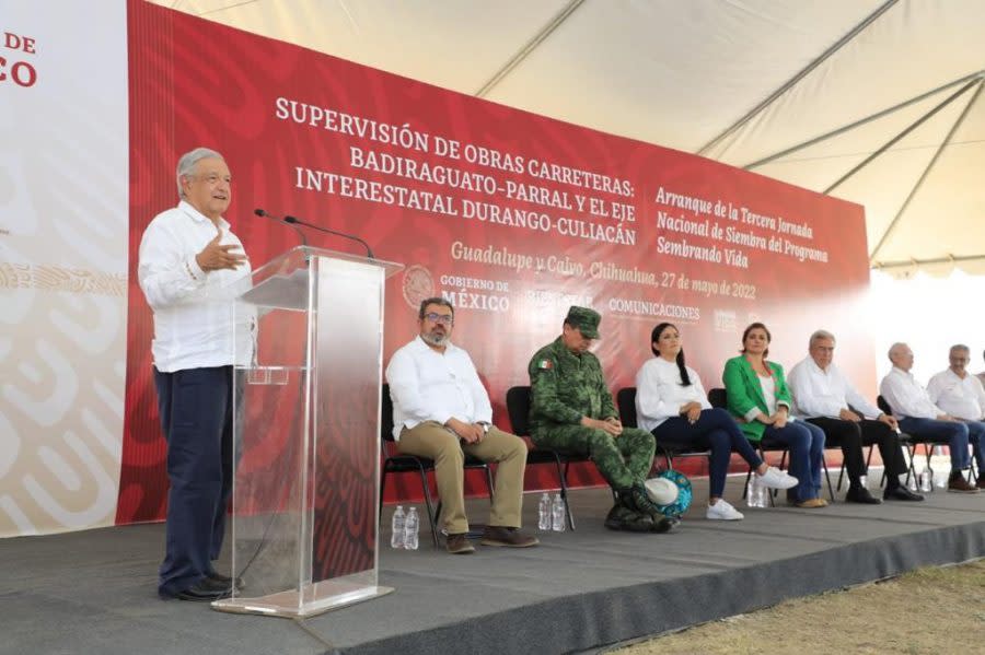 AMLO en triángulo dorado