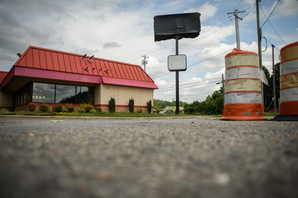 A former Hardee’s sits empty on the corner of Skibo and Raeford roads. The restaurant closed on Dec. 31, 2022.