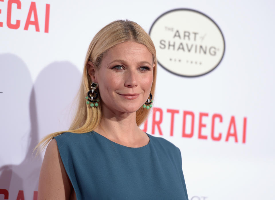 En février 2015, Gwyneth Paltrow fait la couverture de l’édition américaine de <em>Marie Claire</em>. Pour la première fois, elle accepte de revenir sur les causes de sa rupture avec Chris Martin, près d’un an après l’officialisation de leur séparation. Celle qui avait expliqué être dans une relation libre balaie ainsi les rumeurs affirmant que des infidélités seraient le point de départ de l’effondrement de leur mariage. "<em>Je me suis construite en essayant d'être beaucoup de choses pour beaucoup de gens, et je ne pouvais plus continuer comme ça. J'avais vraiment cette impression de ne pas avoir le droit d'avoir de besoins, et de devoir prouver ma particularité et ma valeur en faisant un tas de choses et en prenant soin de tout le monde, et j'ai heurté un mur</em>", confie la star. Une pression qui aurait donc précipité la fin de leur relation. Mais la comédienne relativise, et assure qu’il n’y a aucune animosité entre eux. "<em>Il ne s'est rien passé de dramatique</em>, précise-t-elle. <em>Nous avons travaillé sacrément dur pour en arriver là. Mais nous sommes très, très proches, et c'est tellement agréable. J'ai la sensation que c'est, d'une certaine façon, la relation que nous étions faits pour avoir.</em>" <em>(Photo by Jason Kempin/Getty Images)</em>