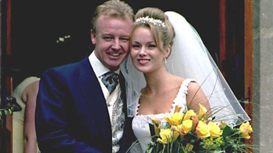 Amanda Holden posing with her ex-husband Les Dennis on her wedding day