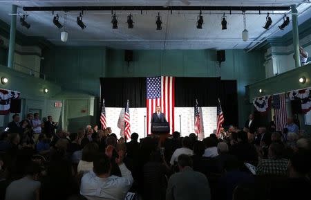 Republican presidential candidate and former New York Governor George Pataki (C) formally anounces his candidacy for the 2016 Republican presidential nomination during an event in Exeter, New Hampshire, May 28, 2015. REUTERS/Dominick Reuter