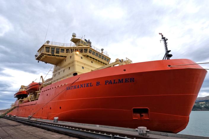 Un gran barco rojo que Holly Bik y su equipo están utilizando para realizar más investigaciones sobre nematodos.