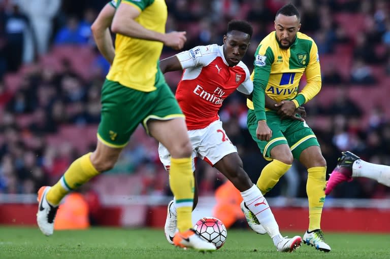 Arsenal's Danny Welbeck (C) tries to wriggle away from Norwich City's Nathan Redmond (R) during their English Premier League match, at the Emirates Stadium in London, on April 30, 2016