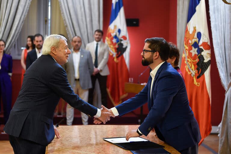 El canciller Alberto van Klaveren junto al presidente Boric