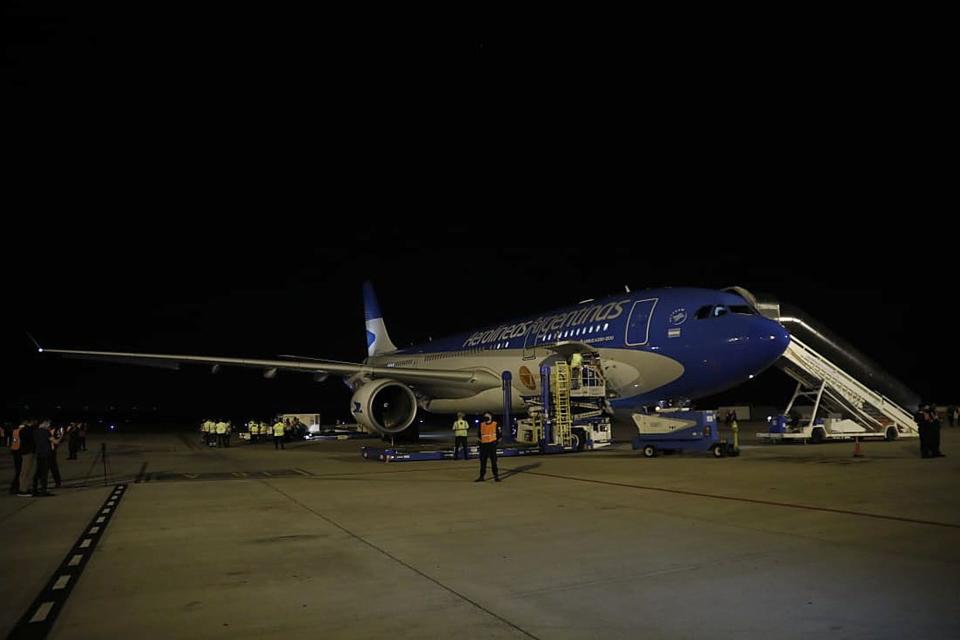 Llegada de las vacunas Sinopharm desde China en un vuelo de Aerolíneas Argentinas