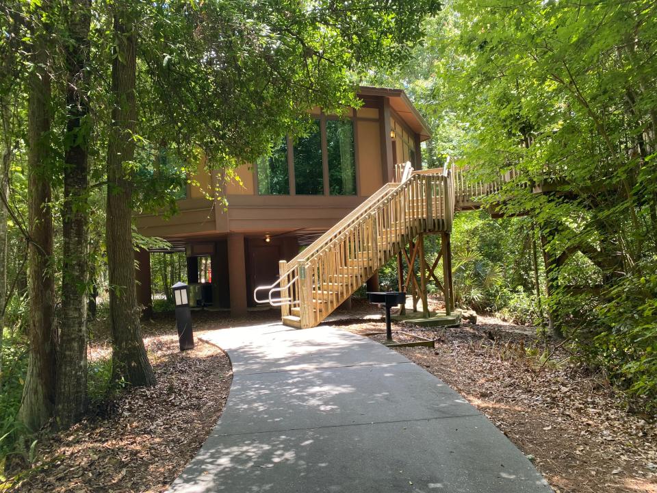 walkway tot he treehouse villa at saratoga springs