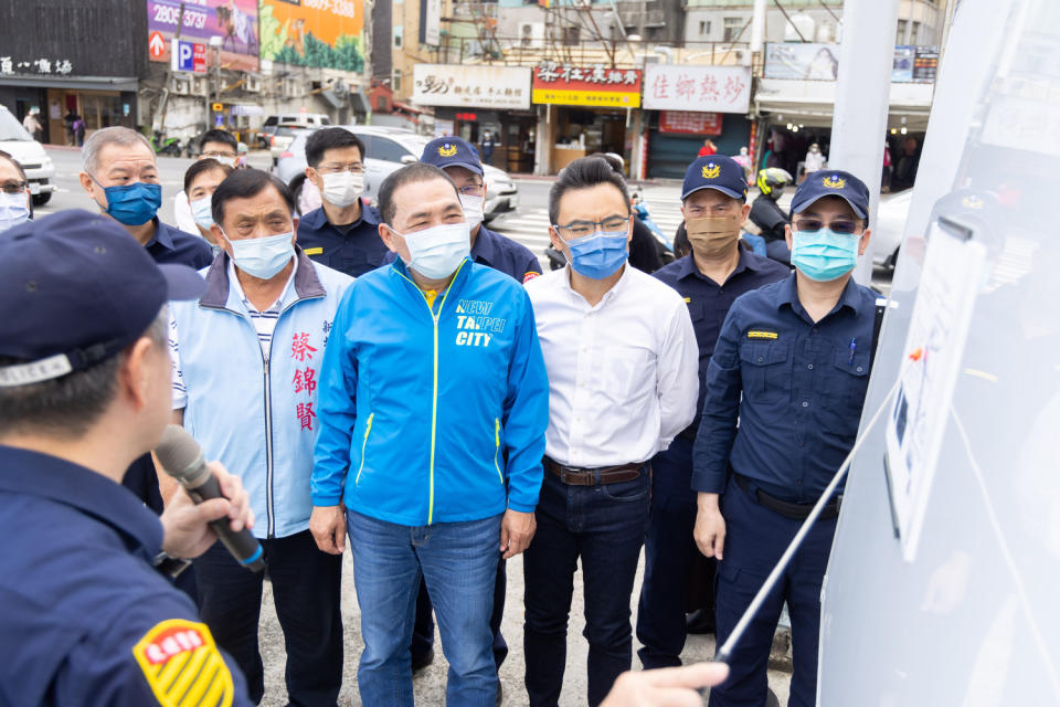 清明連假最後一天，侯友宜視察淡水聯外、景點與墓園周邊交通疏導措施。   圖：新北市新聞局提供