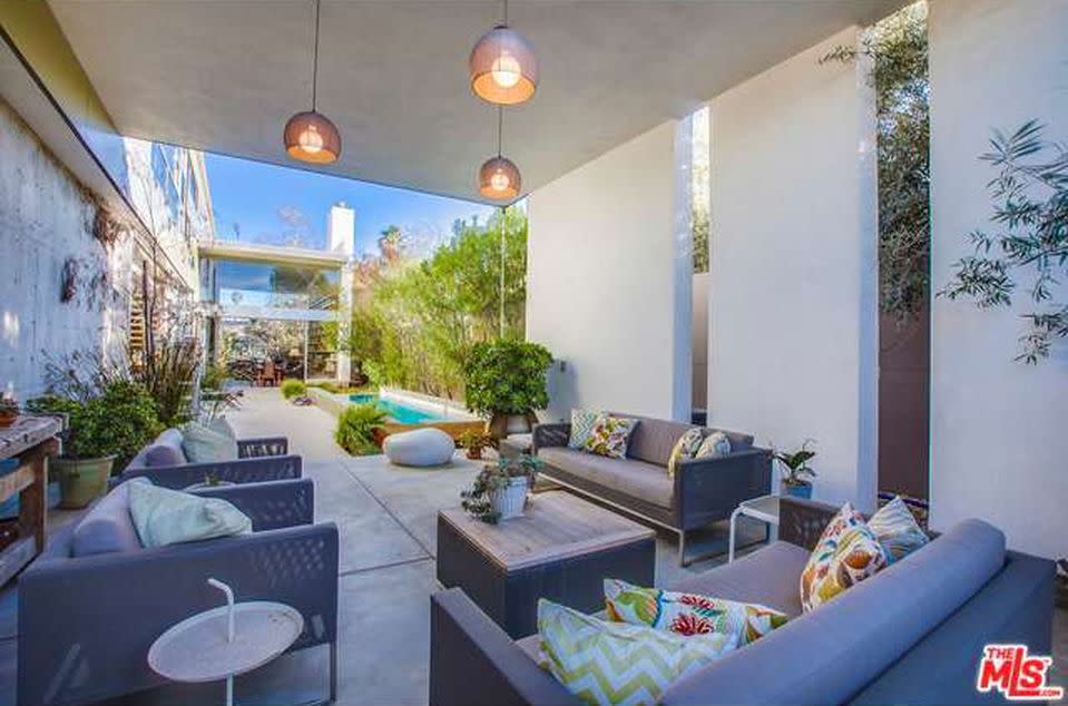 En el patio también hay un espacio de relajación al aire libre con una pared de puertas-cristalera corredizas (Zillow).