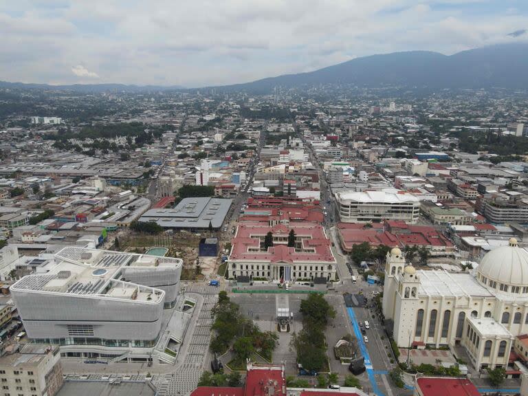 Vista aérea del Palacio Nacional donde asumirá Bukele un nuevo mandato este sábado (Photo by Marvin RECINOS / AFP)