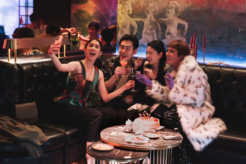 林思宇飾演直女雜誌編輯，與「gay蜜」張書豪在莊凱勛經營的酒吧狂歡。（圖／Netflix提供）