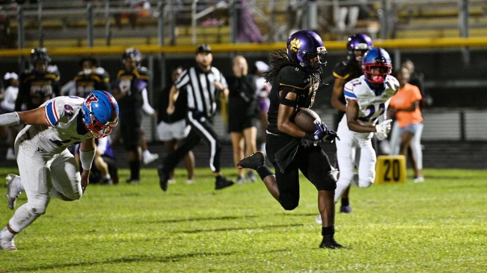 Boynton Beach’s Bobby Smith Jr. bursts through the hole to find paydirt during the second half of the team’s regional quarterfinals victory over King’s Academy (Nov. 14, 2022).