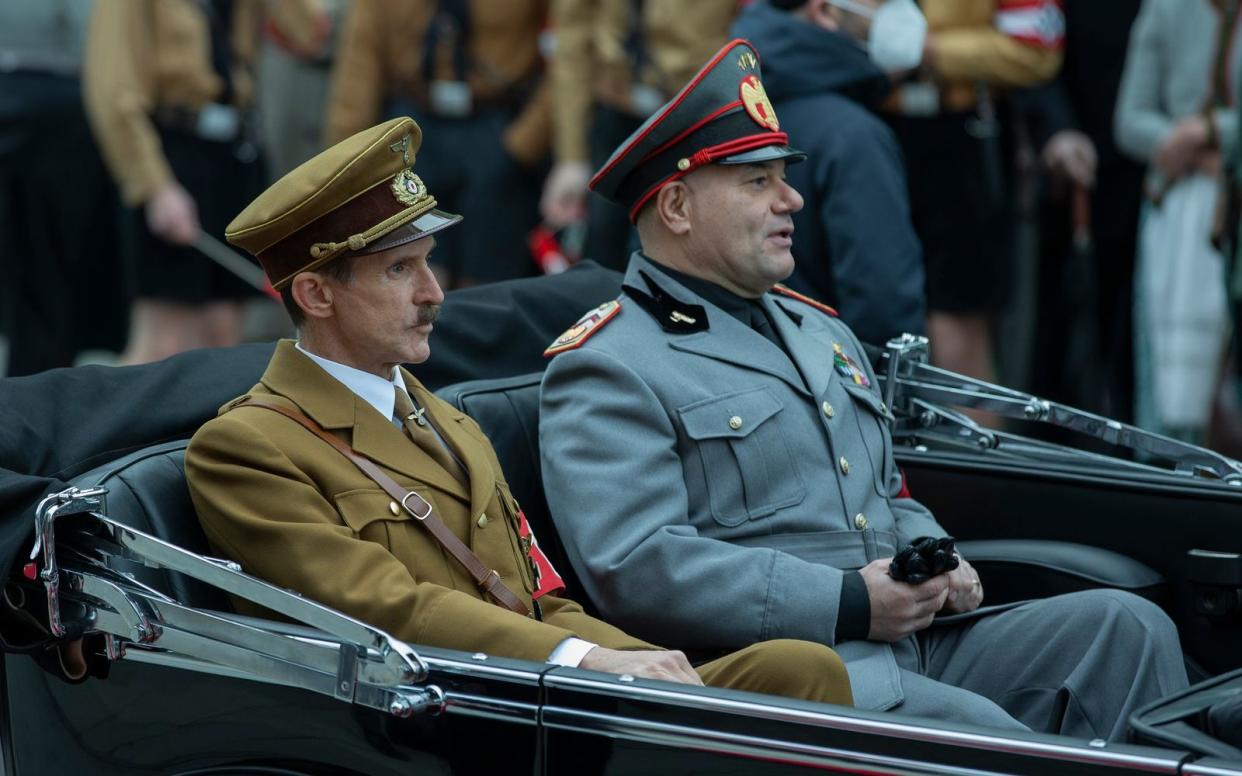 Adolf Hitler (Ulrich Matthes, links) will um jeden Preis in den Krieg ziehen. (Bild: Netflix / Frederic Batier)