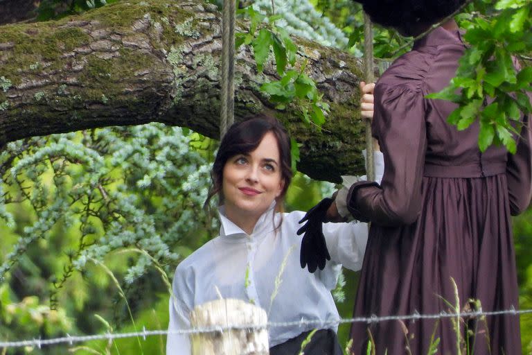 Dakota Johnson en el set de Persuasión, una nueva adaptación de la novela de Jane Austen