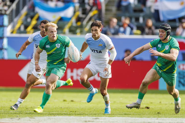 Gavin Mullin corre entre Joaquín Pellandini, que logró una gran conversión, y Marcos Moneta; Irlanda había sido derrotado por Pumas 7s en el grupo, pero en el cuarto de final del Seven de Los Ángeles fue mejor y mandó a los argentinos a luchar por la quinta posición.