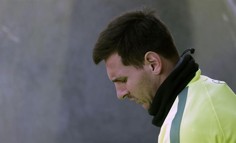 El jugador del FC Barcelona Leo Messi durante el entrenamiento que el equipo azulgrana realizó esta mañana en la ciudad deportiva Joan Gamper, de cara al partido de Liga de Campeones que disputarán este miércoles ante el PSG en el Camp Nou. EFE/Alberto Estévez