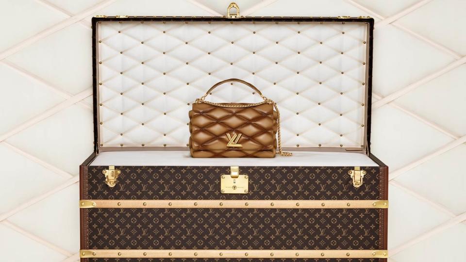 Louis Vuitton GO-14包款靈感與經典行李箱內裡襯墊呼應。圖片來源：Louis Vuitton