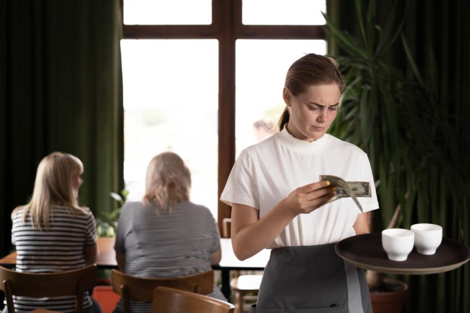 The waitress felt embarrassed, according to the woman. mtrlin – stock.adobe.com