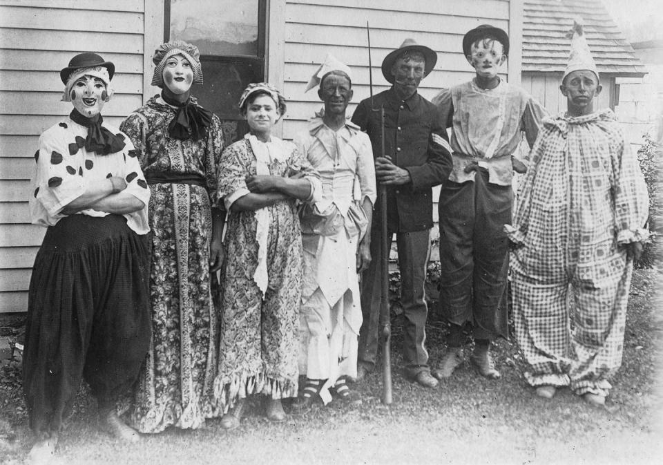 23 Creepy Vintage Halloween Photos That Are Absolutely Haunting