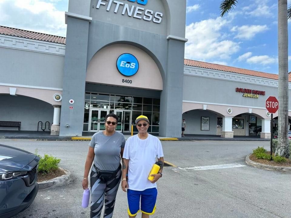 Tina y Alan Miller regresando a su auto después de hacer ejercicio en el nuevo gimnasio EOS del centro comercial The Palms Town and Country Mall un miércoles por la tarde, 1 de noviembre de 2023. La pareja vive cerca, en un vecindario de Kendall, y el centro comercial les resulta cómodo.