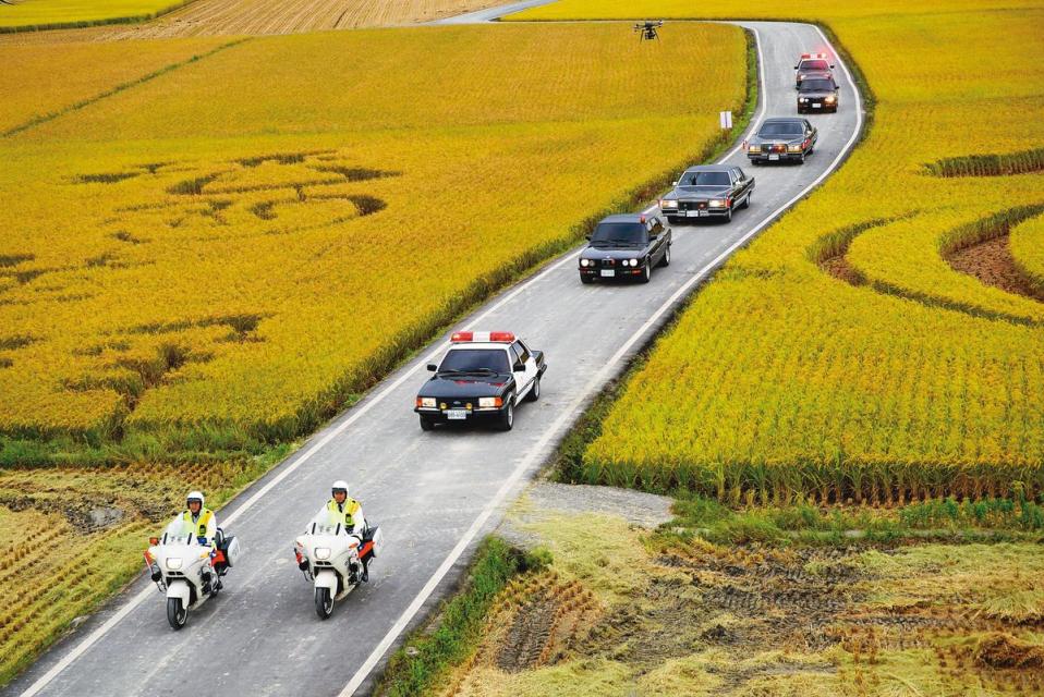 加長型凱迪拉克、復古哈雷摩托車組成的車隊，8輛車每日租金要價50萬元。（馬克吐溫提供）