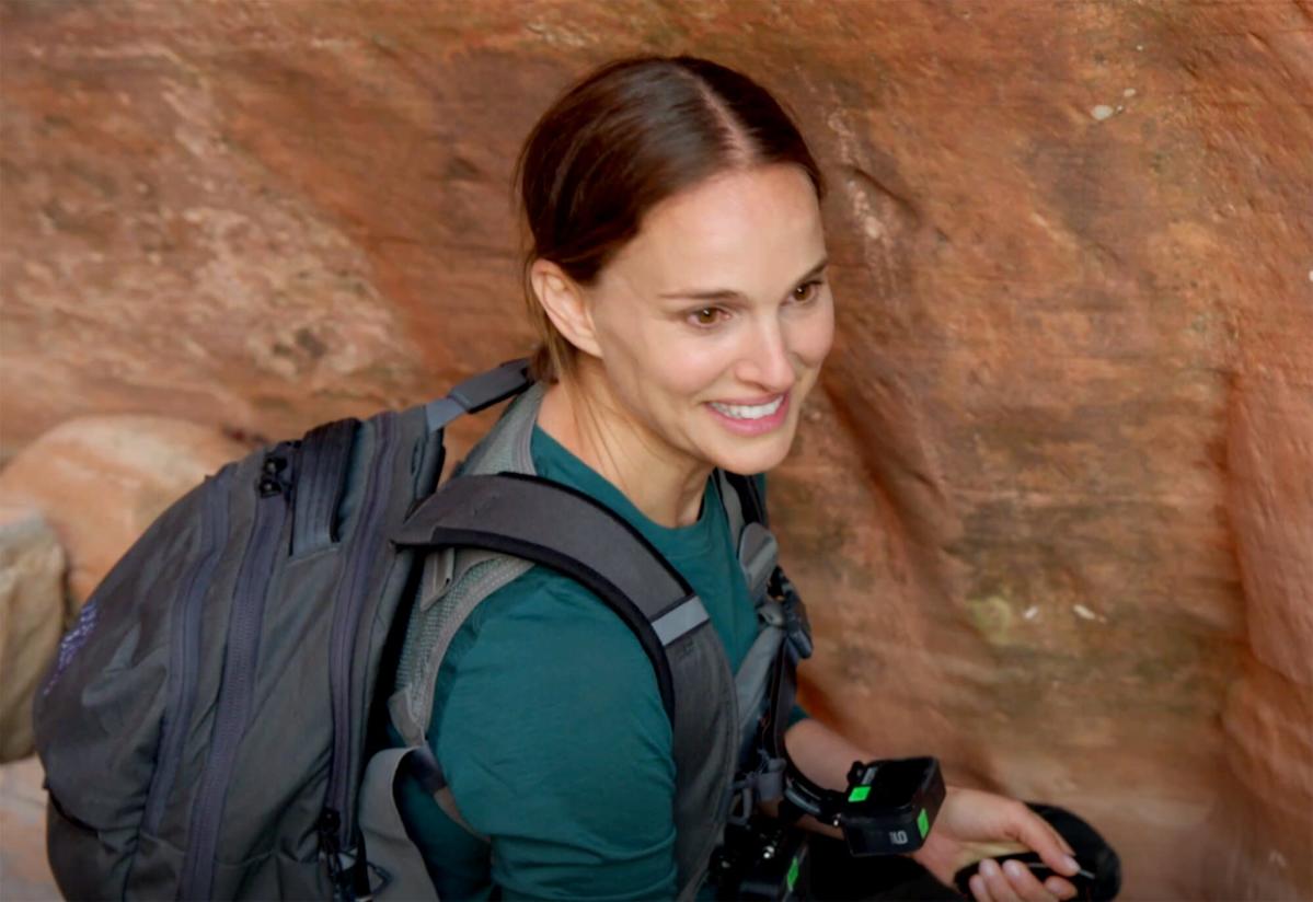 Natalie Portman y Bear Grylls filtran agua a través de su ropa interior en el nuevo clip Running Wild