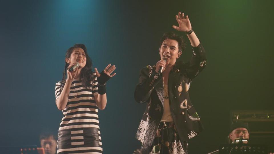賴雅妍（左）和謝佳見對唱〈製造浪漫〉。（圖／寬宏藝術提供）