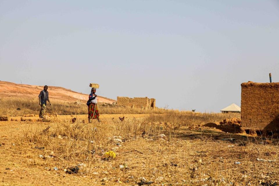 2019年2月，奈及利亞發生長期的乾旱，源於農地和牧場的沙漠化和土地稀缺。當地農民和牧民被迫移至其他地區，尋找新的農地，但也容易陷入紛爭。