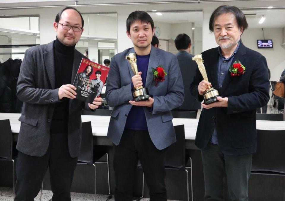 黑澤清（右）是濱口龍介（中）、野原位（左）在東京藝術大學研究所就讀時的教授，師徒3人聯手打造《間諜之妻》劇本。（翻攝自《間諜之妻》官方Twitter）