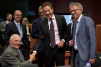 (L-R) Germany's Finance Minister Wolfgang Schauble chats with Eurogroup President Jeroen Dijsselbloem and Luxembourg's Finance Minister Pierre Gramegna during a Euro zone finance ministers meeting, to discuss whether Greece has passed sufficient reforms to unblock new loans and how international lenders might grant Athens debt relief, in Brussels, Belgium, May 24, 2016. REUTERS/Eric Vidal