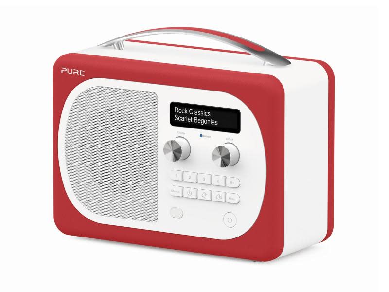 Das Evoke D4 Mio von Pure spielt Digital- und UKW-Radio, außerdem kann es per Bluetooth und Kabel Musik von Smartphones und Tablets wiedergeben. Foto: Pure