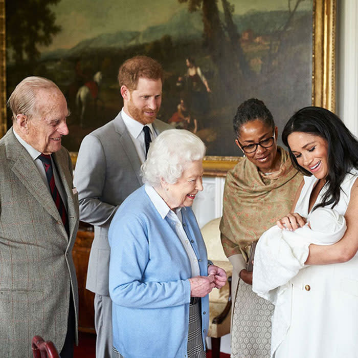 La reina Isabel II y el Duque de Edimburgo conocen a su nieto