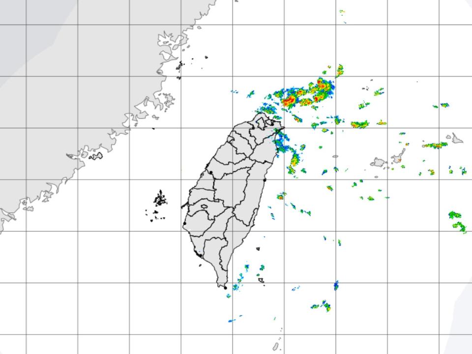 今天迎風面水氣增加，除了東半部仍有局部短暫雨，桃園以北地區及北部山區降雨機率提高，整天都有飄雨機會，新竹以南則是晴到多雲的天氣。（圖：氣象局網站）