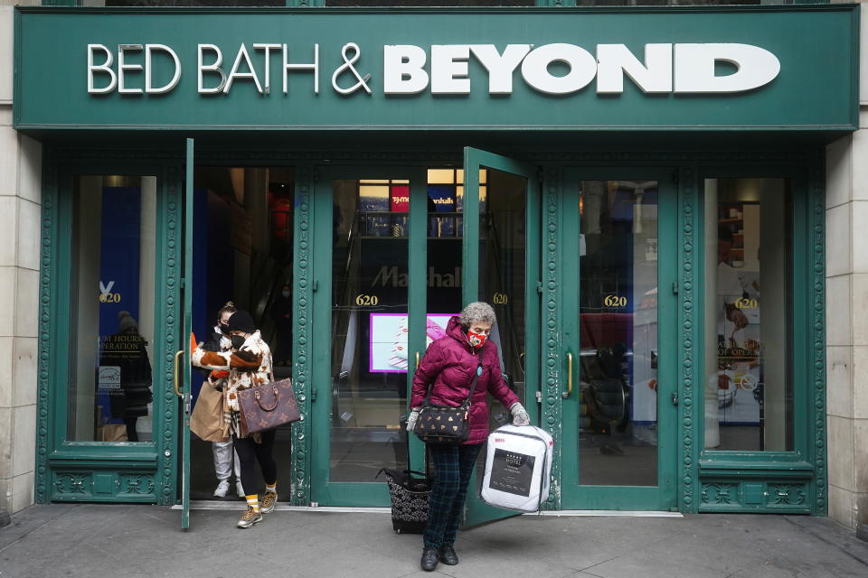 الناس يخرجون من Bed Bath & Beyond وسط جائحة فيروس كورونا (COVID-19) في حي مانهاتن في مدينة نيويورك ، نيويورك ، الولايات المتحدة ، 27 يناير 2021. رويترز / كارلو أليجري
