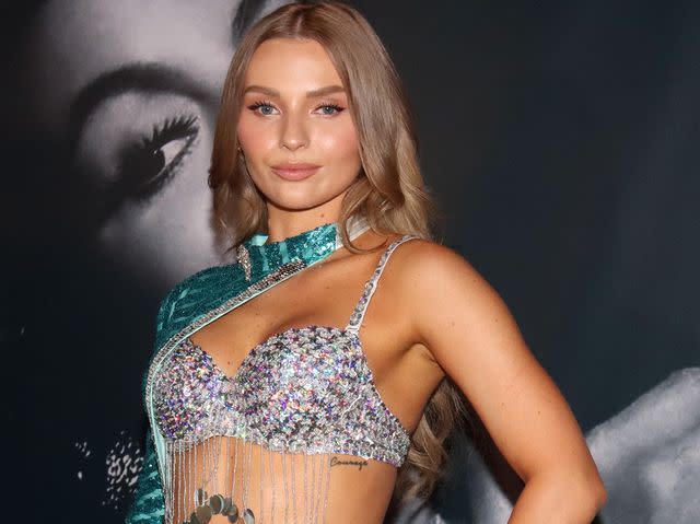 <p> (Photo by Medios y Media/Getty Images)</p> Irina Baeva como 'Aventurera'