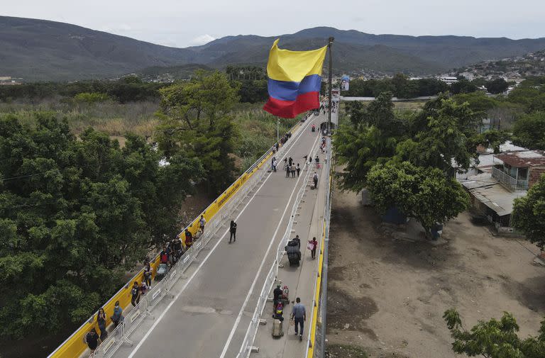 Peatones utilizan el puente internacional Simón Bolívar para cruzar entre San Antonio, Venezuela, y Cúcuta, Colombia, el domingo 25 de septiembre de 2022.