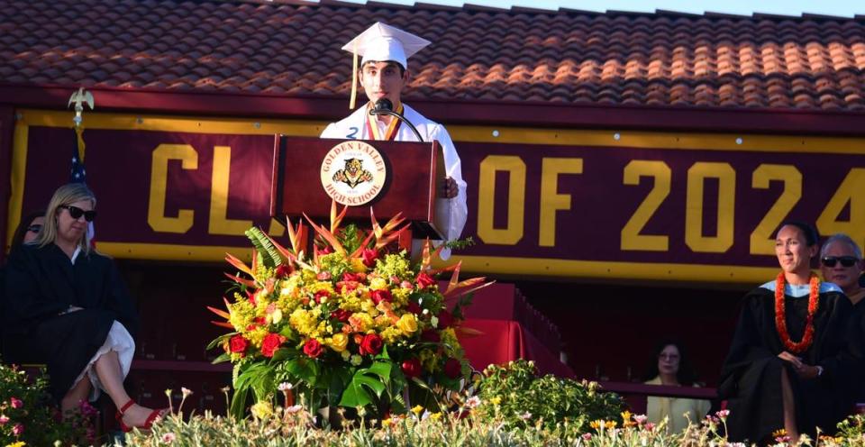 Joshua Pérez-Mendoza, graduado de Golden Valley High School, habla durante la ceremonia de graduación de la escuela, el jueves 6 de junio de 2024.