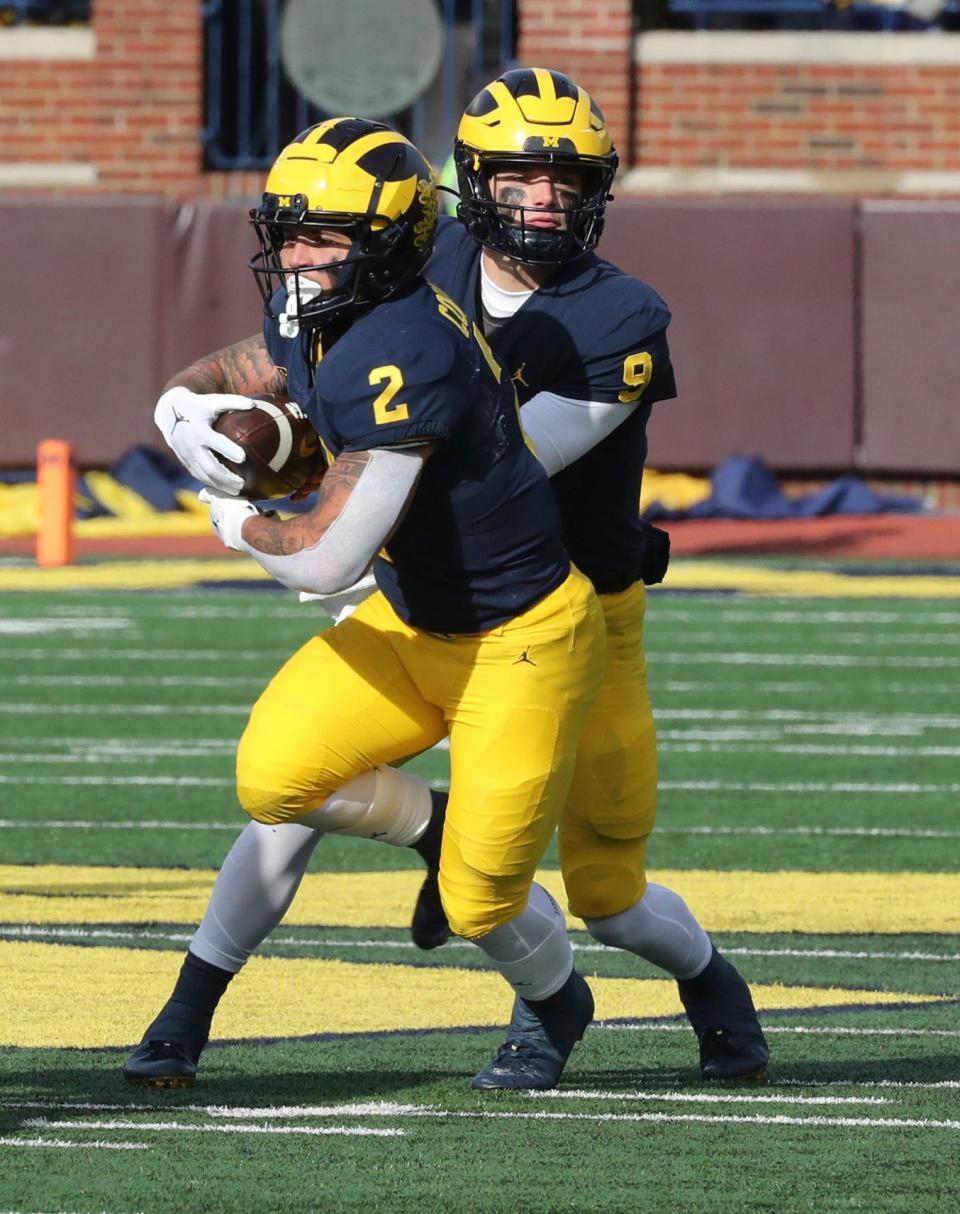 Michigan quarterback J.J. McCarthy hands off to running back Blake Corum during the first half vs. Illinois at Michigan Stadium, Saturday, Nov. 19, 2022.