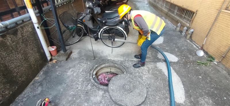 台中市環保局協助民眾從水肥中撈出鑽石。（台中市環保局提供）