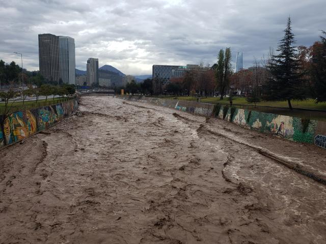 Dos muertos y miles de chilenos aislados por lluvias torrenciales en Los Andes